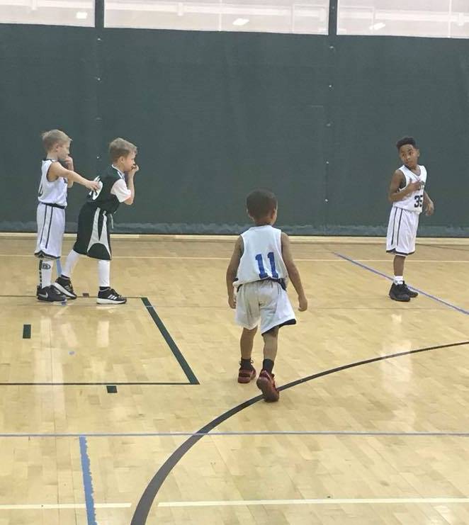 ninos jugando baloncesto
