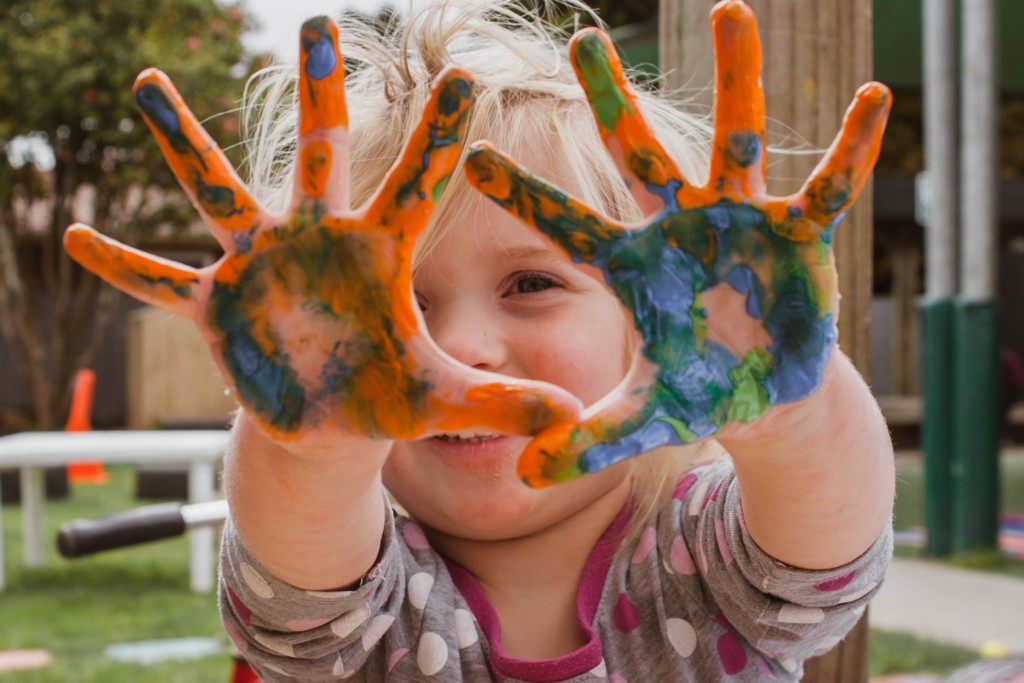 Memphis Moms Blog fingerpaint with the nanny