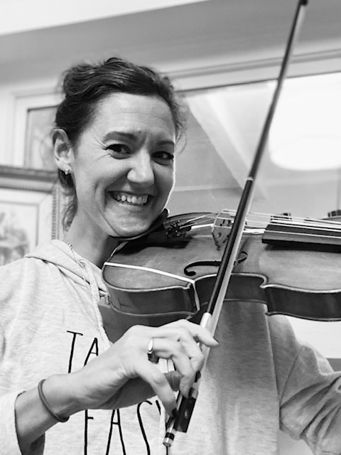 jeulie playing the violin