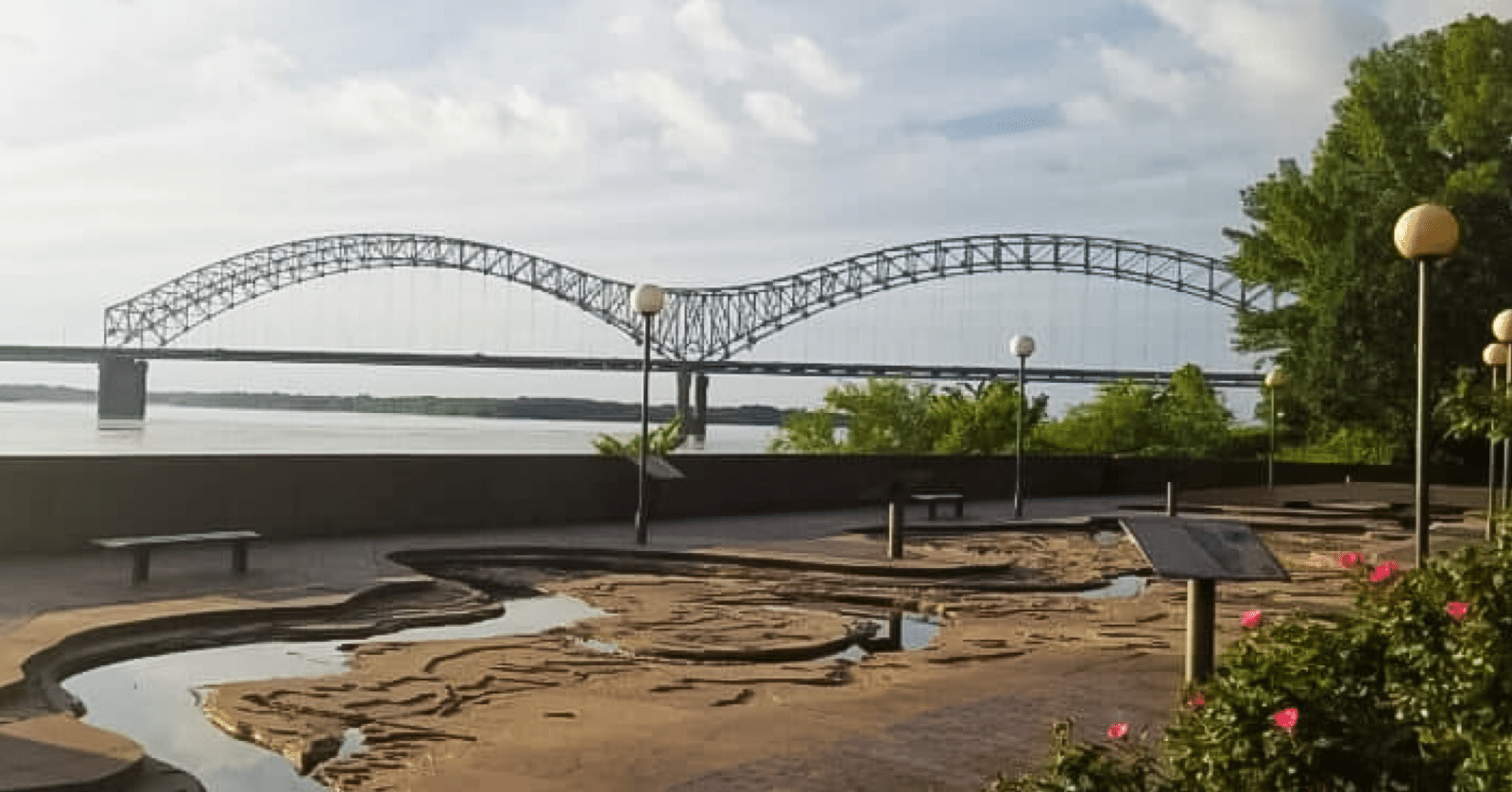 m bridge on mud island