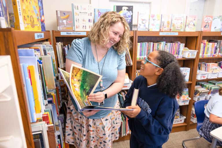 girl reading with her librarian