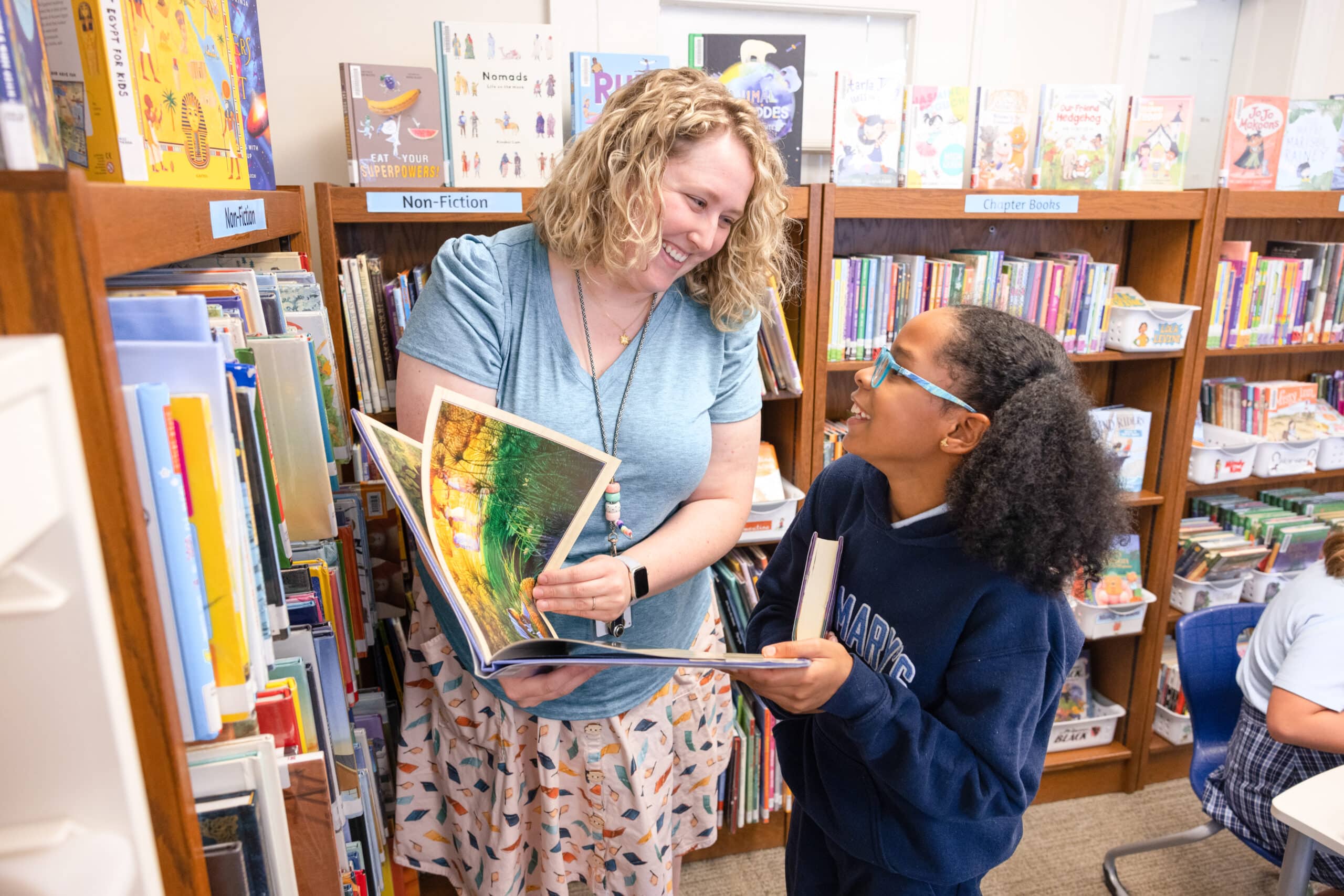 girl reading with her librarian